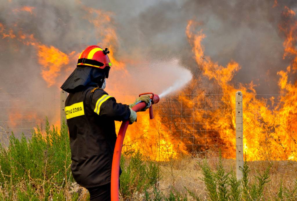 Μαίνεται πυρκαγιά στην Κρήτη - Αναζωπυρώθηκε από τους ισχυρούς ανέμους