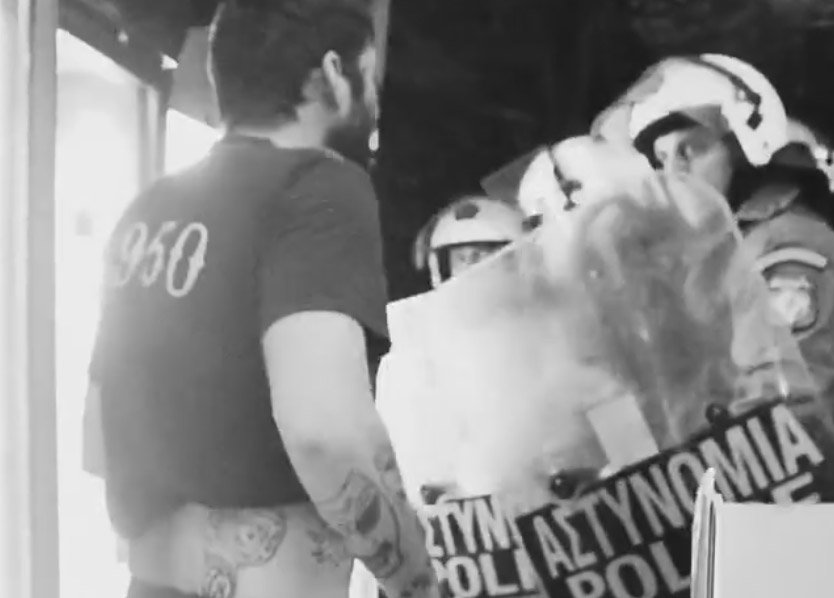Άνδρες των ΜΑΤ χτυπούν εργαζόμενο σε περίπτερο και κλέβουν νερά (φωτο-video)
