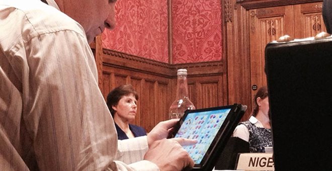 Βρετανός βουλευτής έπαιζε… Candy Crash εν ώρα συνεδρίασης