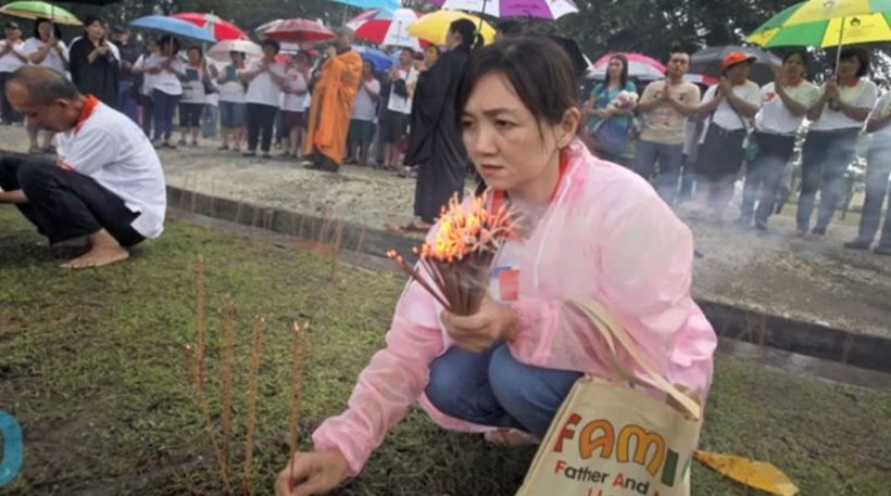 Ινδονησία: Κατά χιλιάδες η προσέλευση στην προσευχή για τη μνήμη των θυμάτων του τσουνάμι – Φωτογραφίες από τότε και τώρα