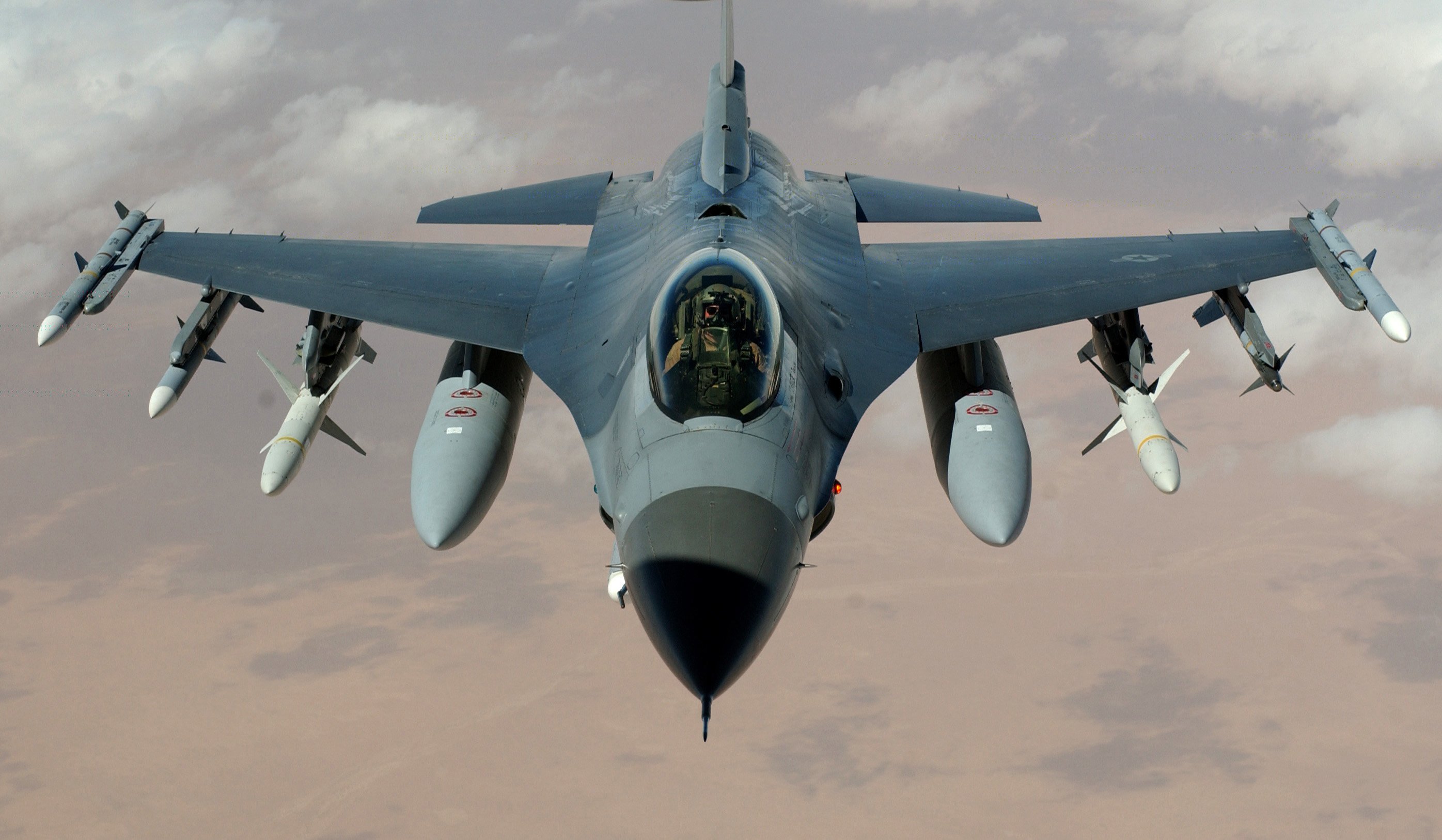 Σώοι οι δύο χειριστές του F16 της Πολεμικής Αεροπορίας που κατέπεσε βορειοανατολικά της Γαύδου