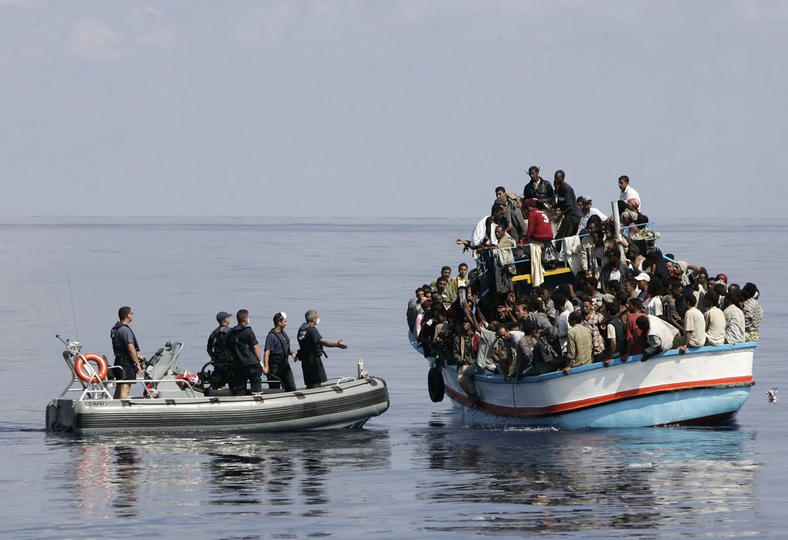 Ακυβέρνητο σκάφος με 200 παράνομους μετανάστες δυτικά της Πύλου