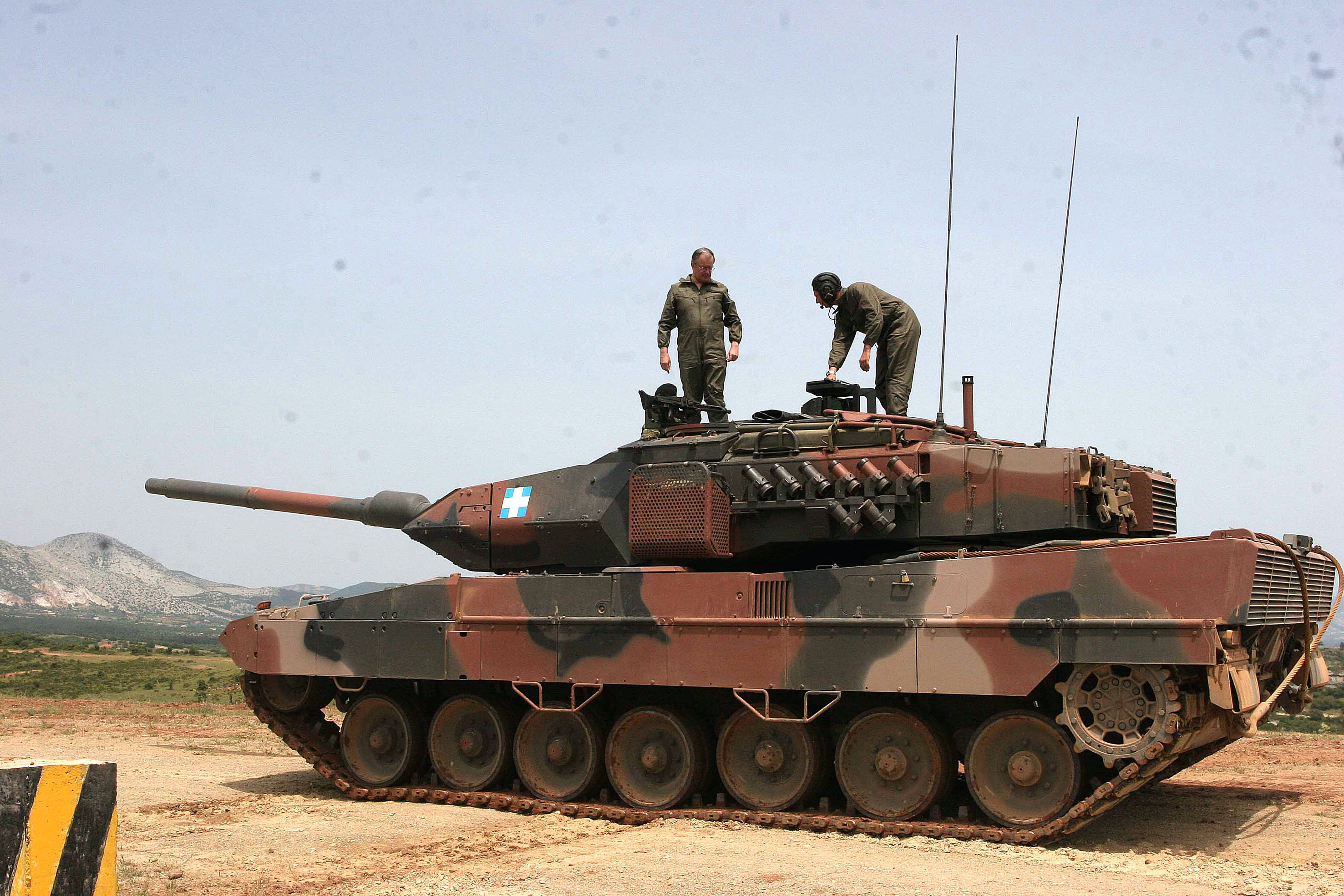 Γερμανική εφημερίδα «καρφώνει» τον...μεσάζοντα για τα Leopard 2