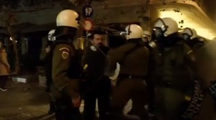 Αστυνομικός ΜΑΤ: Χτύπησα το διαδηλωτή επειδή έβρισε τη μητέρα μου (βίντεο)