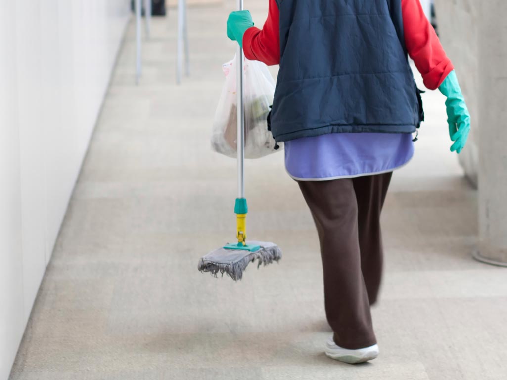 Συνολικά 8.748 καθαρίστριες θα απασχοληθούν σε σχολεία