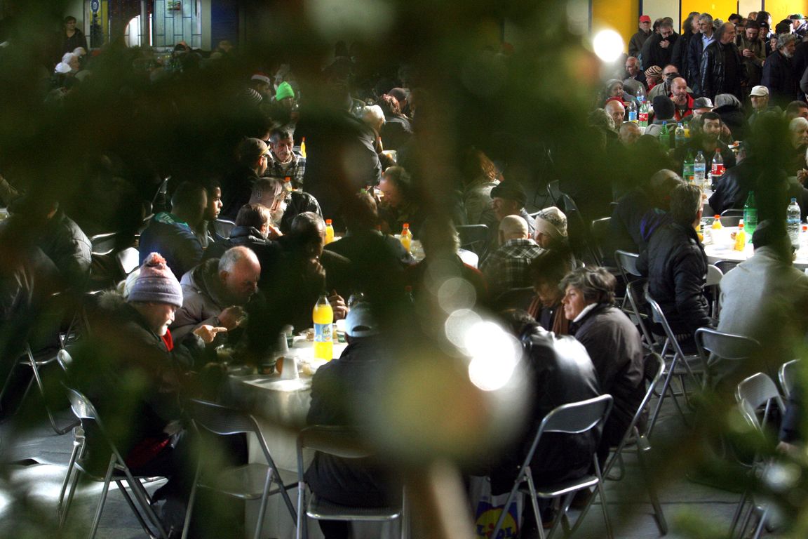 Χριστουγεννιάτικο τραπέζι «έστρωσε» ο δήμος Αθηναίων