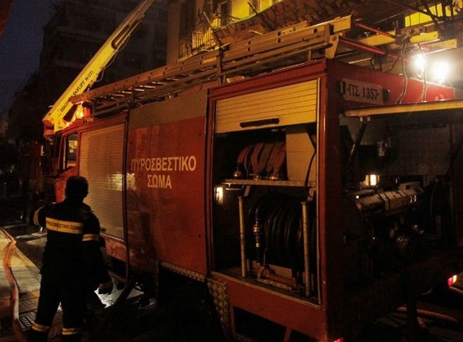 Τρεις τραυματίες από πυρκαγιά στην Κόρινθο (video)