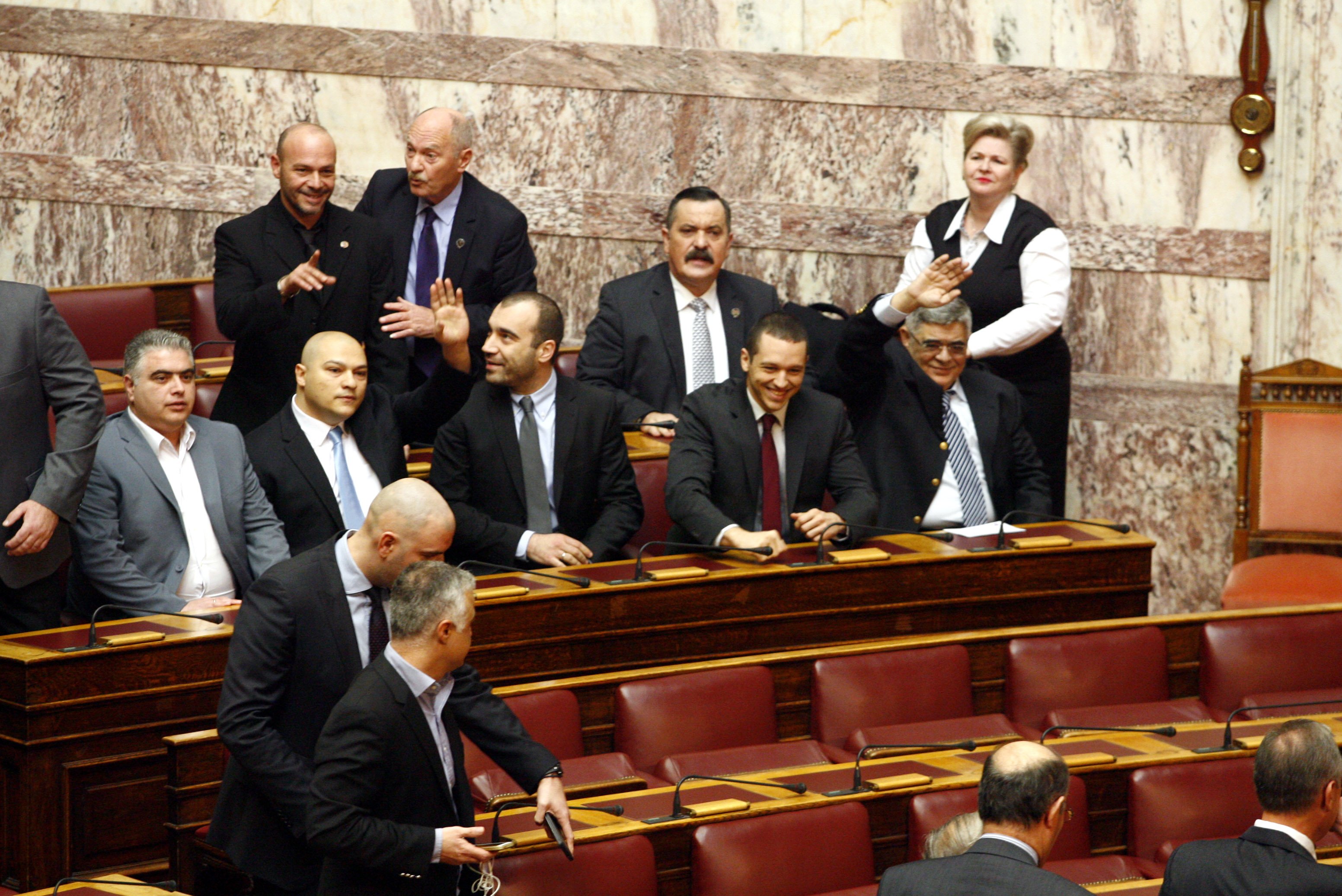 Οι ειρωνείες της Χρυσής Αυγής στη Βουλή - Πώς αντέδρασαν στην ψήφο Μπούκουρα-Αλεξόπουλου