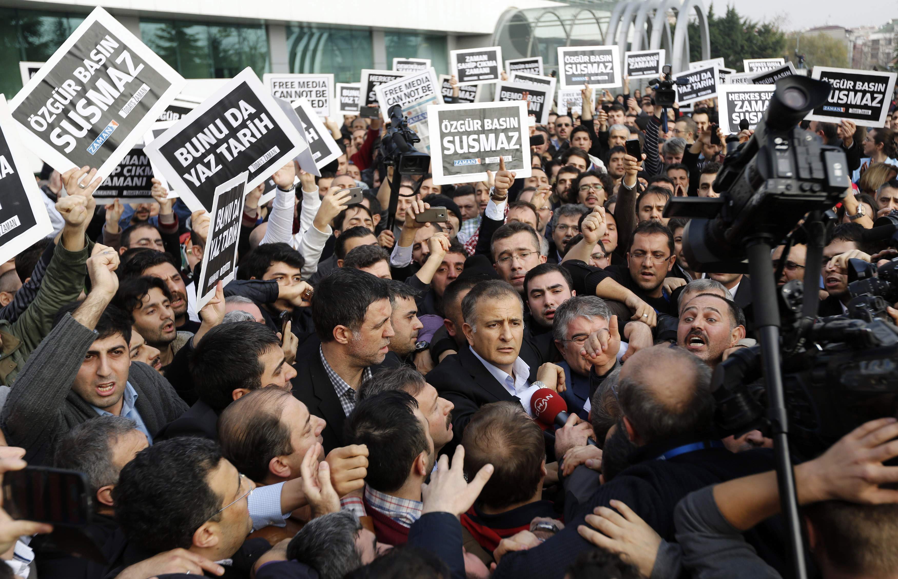 Διώκονται με την κατηγορία της συμμετοχής σε ένοπλη τρομοκρατική οργάνωση δύο δημοσιογράφοι στην Τουρκία