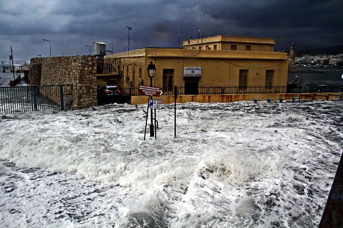 Κρήτη: Κύματα κάλυψαν το λιμάνι του Ρεθύμνου (φωτό)