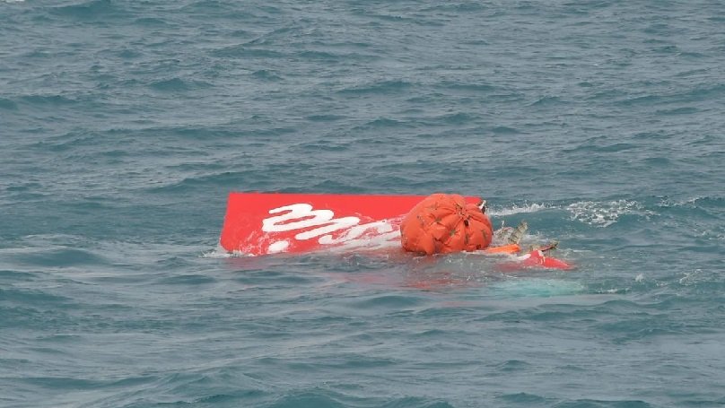 Ιάβα: Δύτες ανέσυραν 4 ακόμη πτώματα από το αεροσκάφος της AirAsia