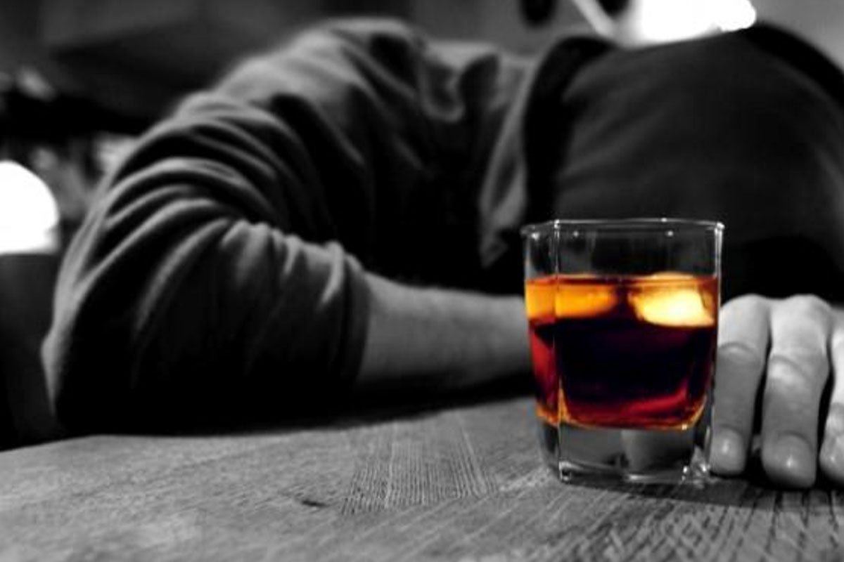Οι μεσήλικες που πίνουν πολύ κινδυνεύουν απο εγκεφαλικό
