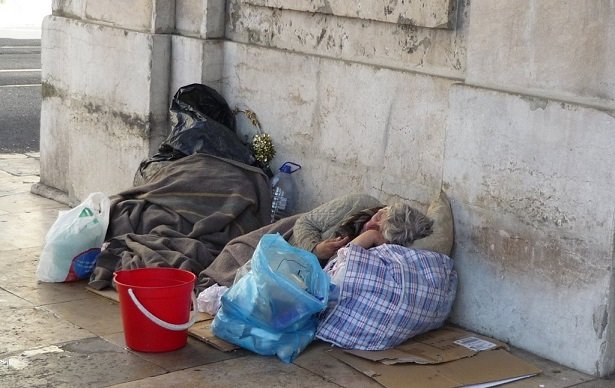 Ο Δήμος Πειραιά φιλοξενεί τους άστεγους λόγω κακοκαιρίας