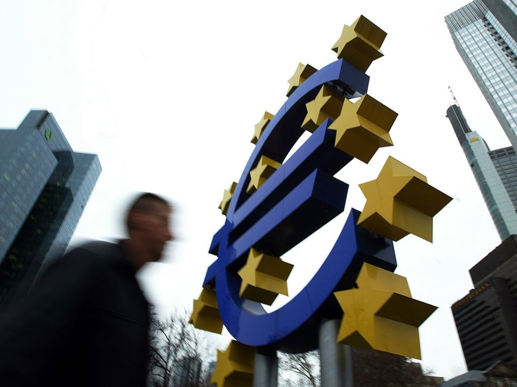 700 εκατομμύρια ευρώ "έφυγαν" σήμερα από τις ελληνικές τράπεζες μετά την απόφαση Eurobank και Alpha Bank να προσφύγουν στον ELA!