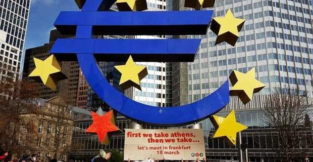 First we take Athens! Ακτιβιστές έξω από την ΕΚΤ έβαψαν κόκκινο το ένα αστέρι του ευρώ #ECB #Greece