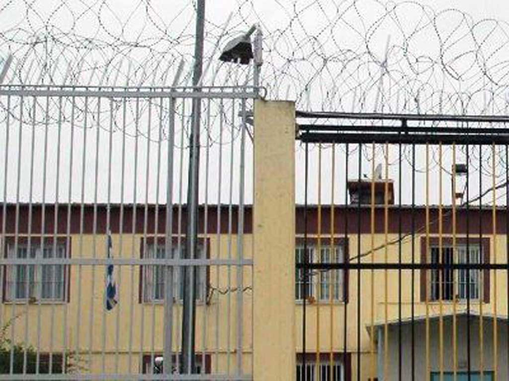 Προσπάθησαν να περάσουν κινητά σε κρατούμενους στις φυλακές Λάρισας