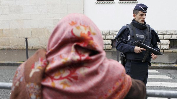 Επιθέσεις στο Παρίσι: Ποιοι παίζουν το «χαρτί» της Ισλαμοφοβίας