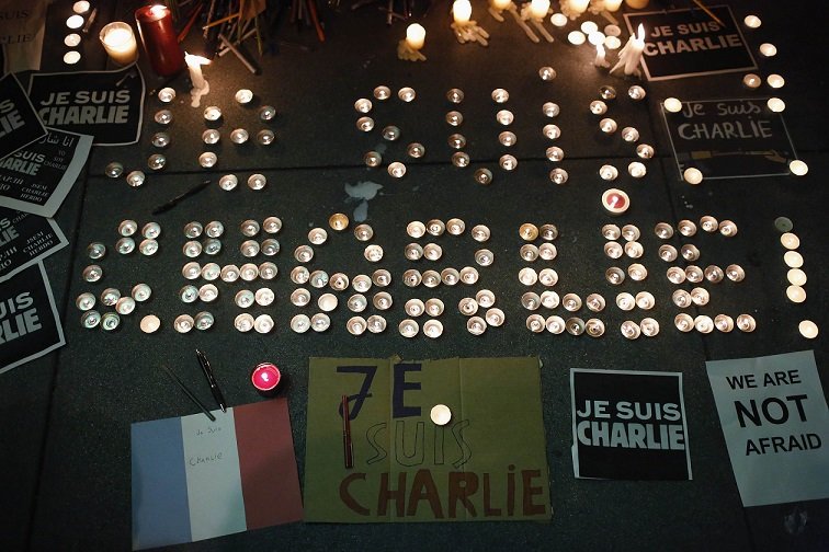 Ο Αστερίξ και ο Οβελίξ αποτίουν φόρο τιμής στα θύματα του Charlie Hebdo