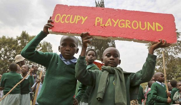 Κένυα: Δακρυγόνα σε παιδιά δημοτικού! (βίντεο)