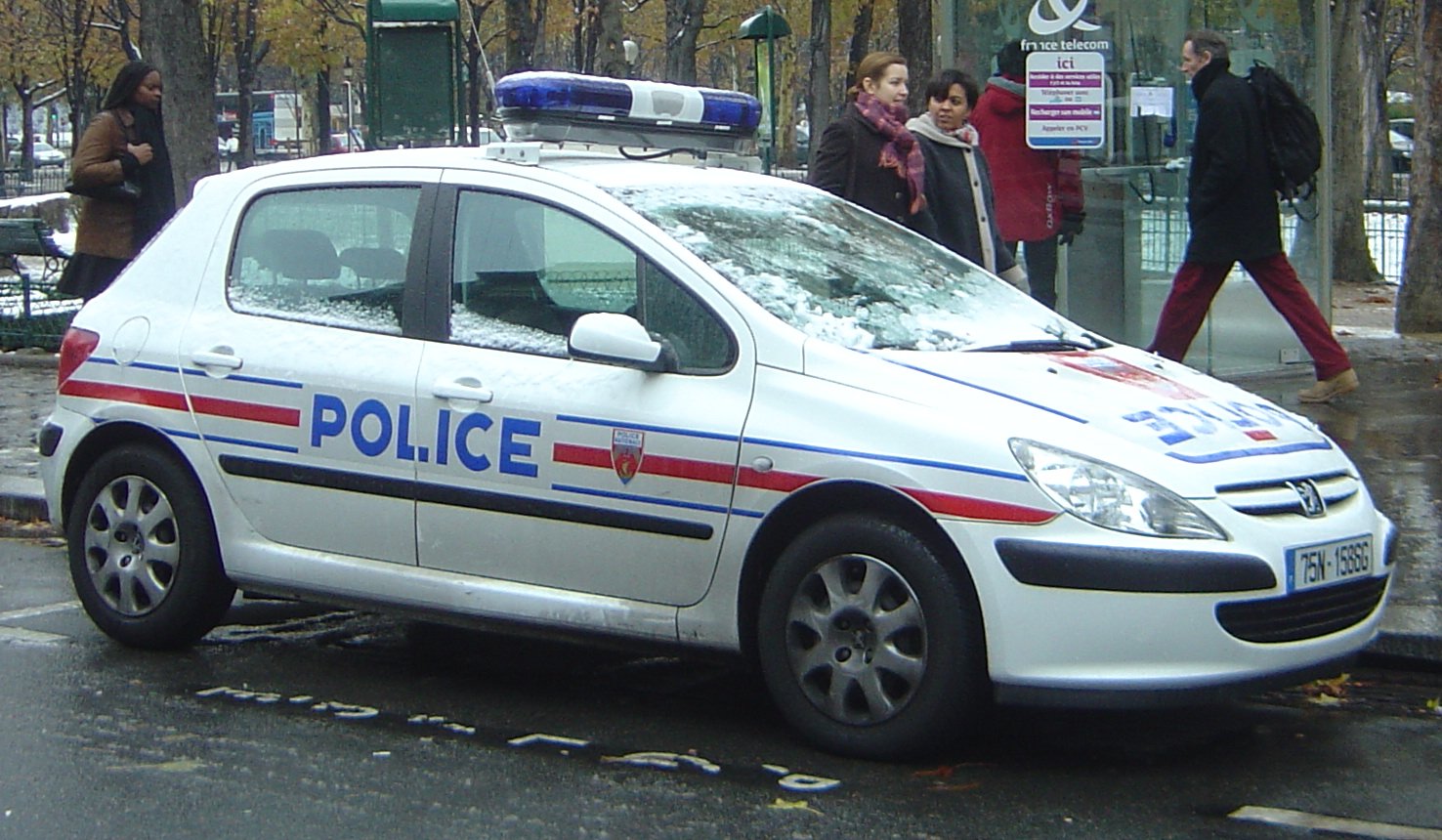 Αυτοκίνητο έπεσε πάνω σε αστυνομικό έξω από το Μέγαρο των Ηλυσίων στο Παρίσι