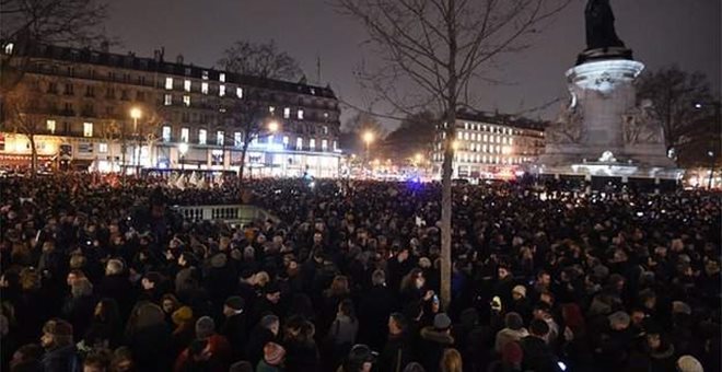 Στους δρόμους οι Γάλλοι, διαδηλώνοντας κατά της επίθεσης στο Charlie Hebdo