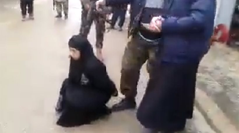 Συρία: Δημόσια εκτέλεση γυναίκας για μοιχεία (βίντεο – σκληρές εικόνες)