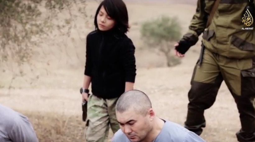 Βίντεο του ΙΚ με 10χρονο τζιχαντιστή που εκτελεί Ρώσους πράκτορες