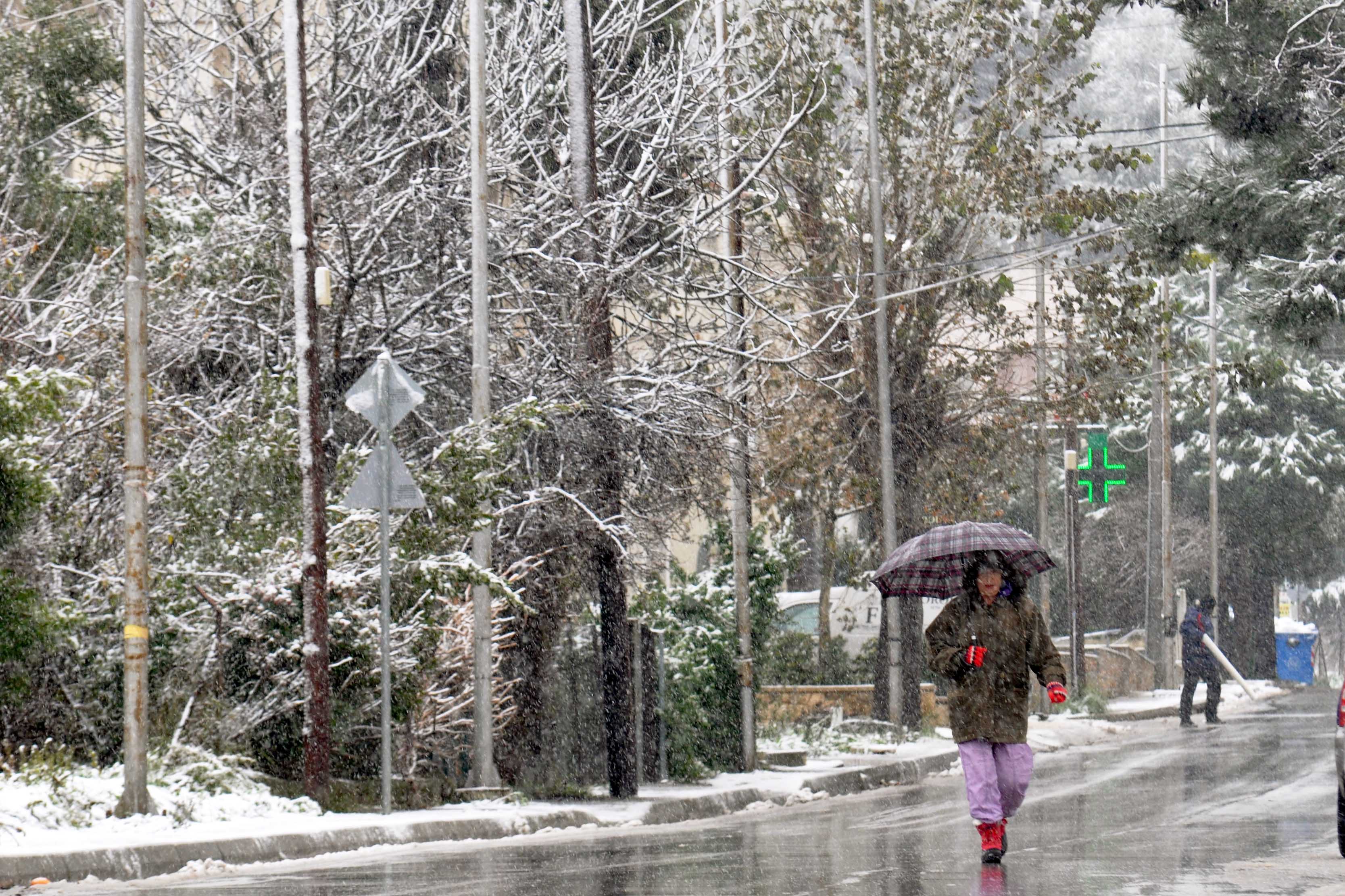 Επέλαση του χιονιά - Προβλήματα σε δρόμους, λιμάνια και σχολεία