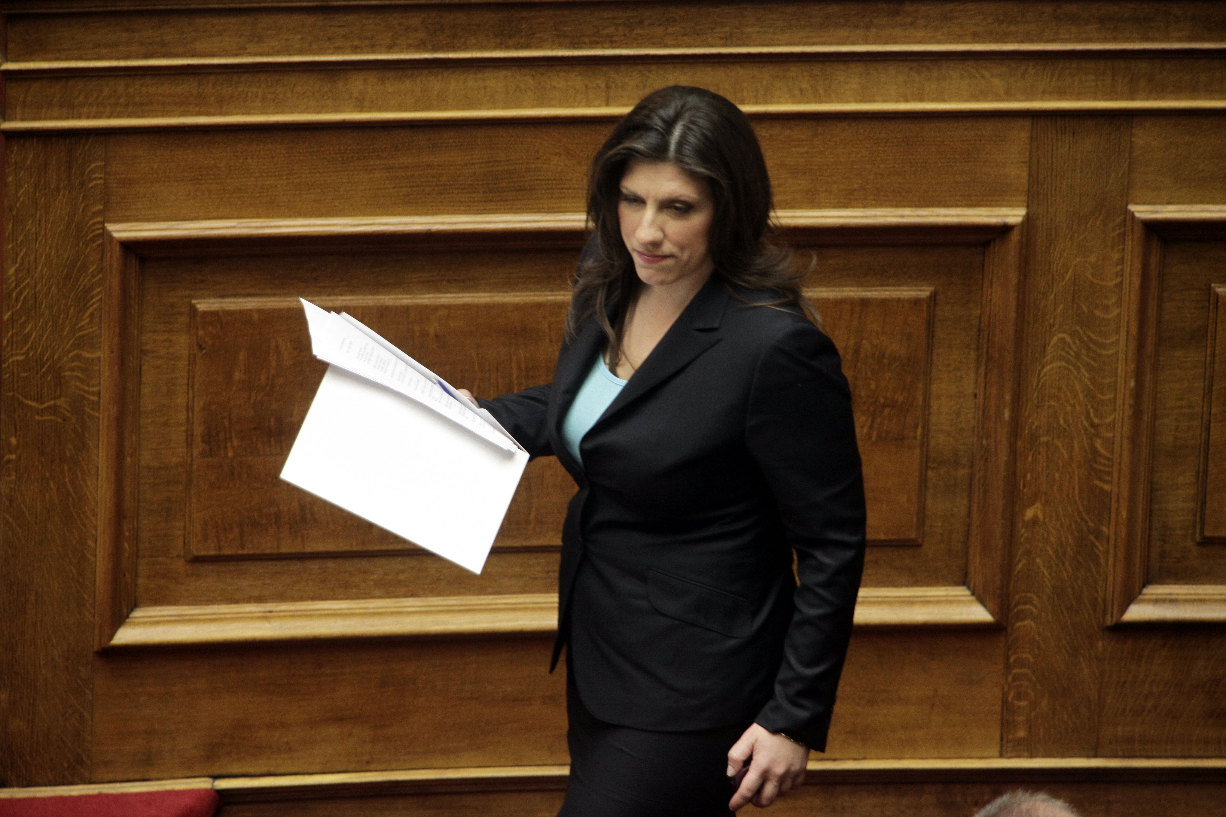 Σε ποιους ετοιμάζεται να κάνει «έξωση» από τη Βουλή η Ζωή Κωνσταντοπούλου