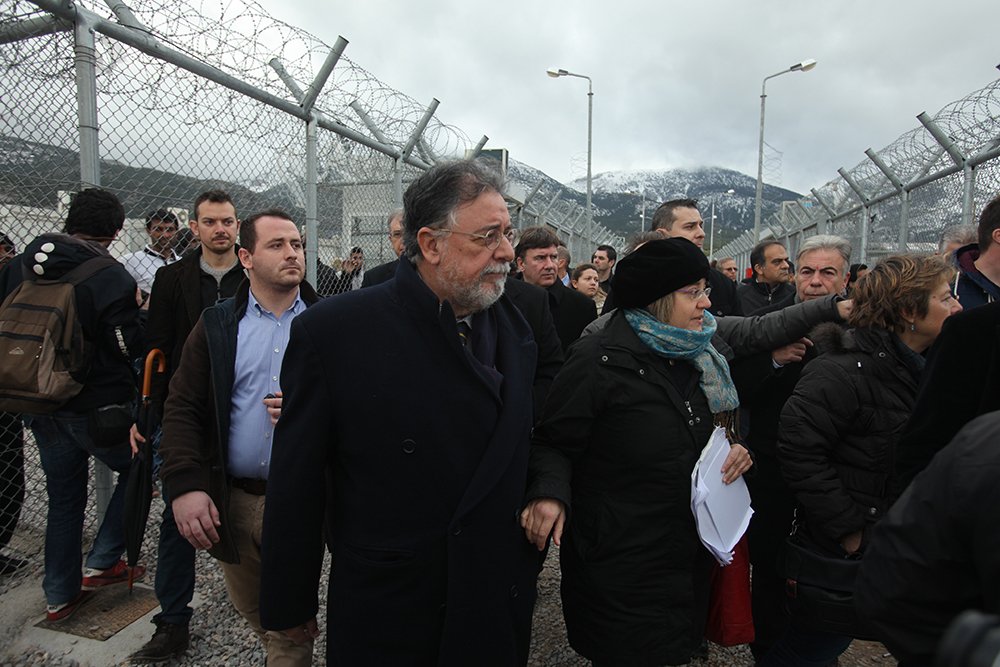 Κλείνει τα κέντρα μεταναστών ο Πανούσης