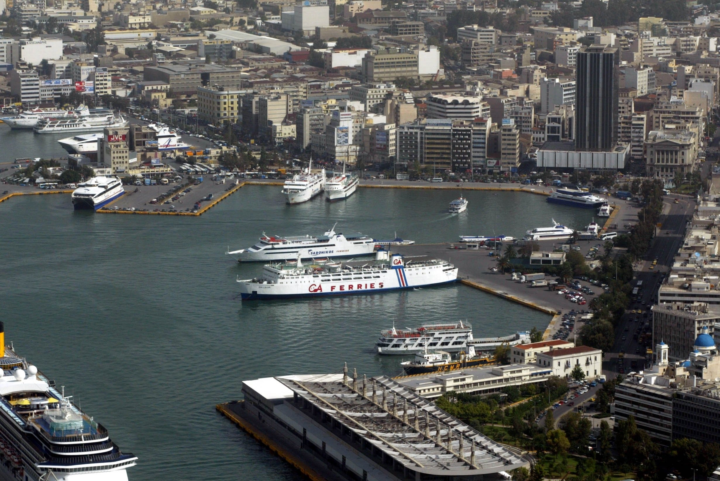 Ξεπέρασαν τα 18 εκατομμύρια οι επιβάτες στο λιμάνι του Πειραιά το 2014