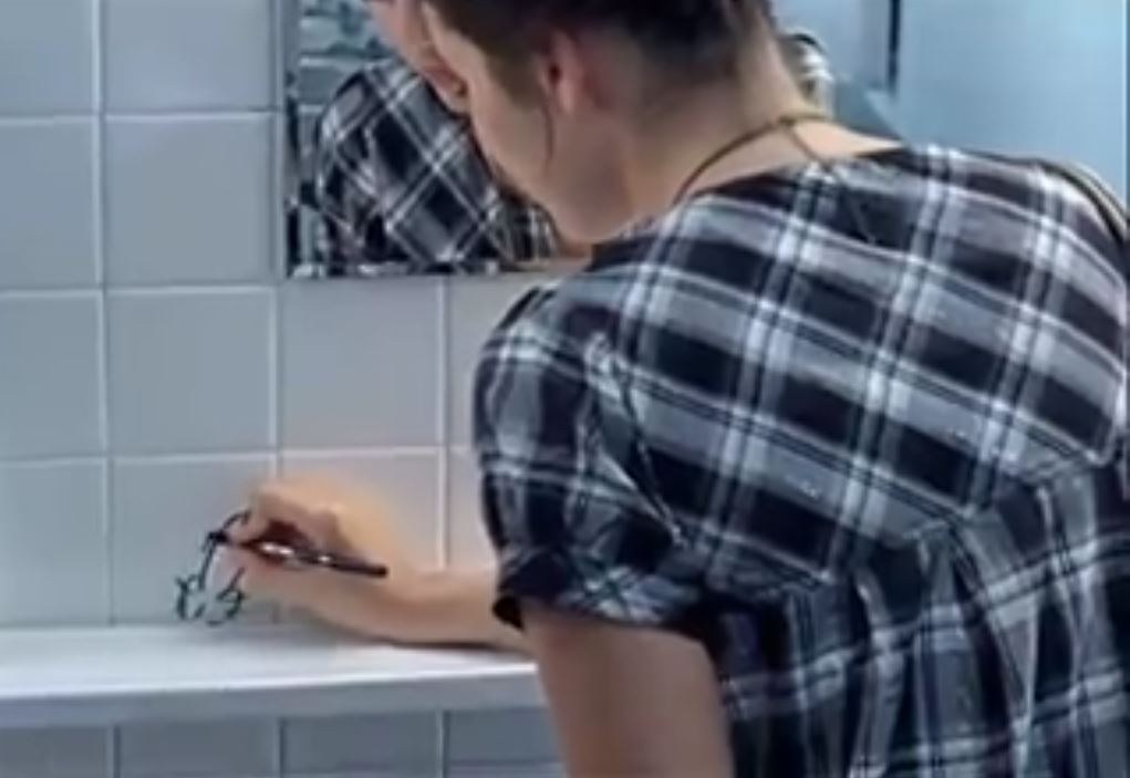 Το εκπληκτικό video graffiti on the toilet για τη χρησιμότητα του προφυλακτικού (aides.org) (18+)