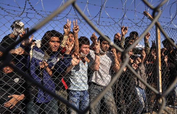 Απόπειρα μαζικής απόδρασης από το κέντρο κράτησης μεταναστών στην Αμυγδαλέζα