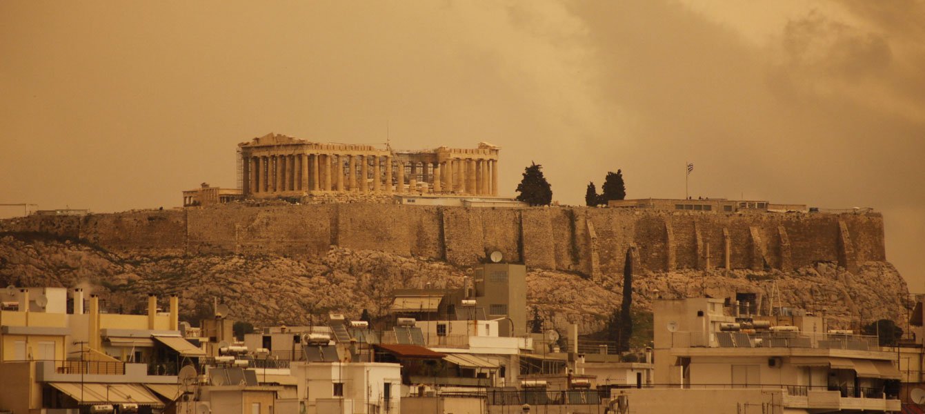 H αφρικανική σκόνη θα συνεχίσει να «πνίγει» την Ελλάδα