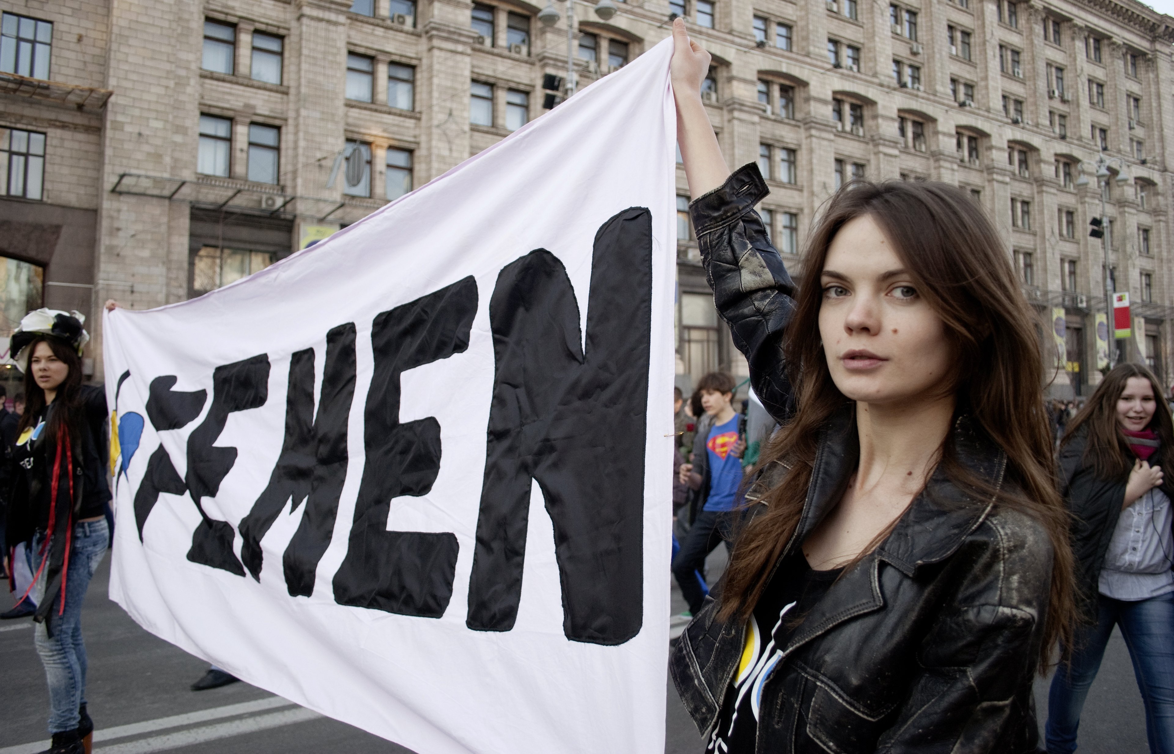 Oι γυμνόστηθες Femen έξω από το δικαστήριο που δικάζεται ο Στρος Καν(φώτο)