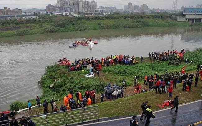 TransAsia- 22 νεκροί, 21 αγνοούμενοι