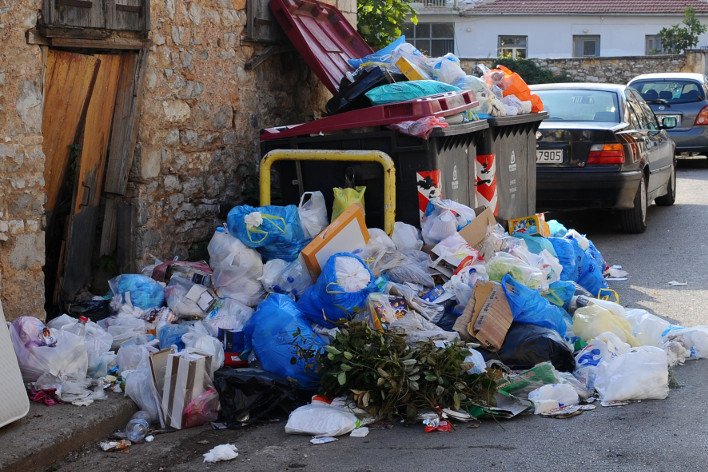 Κατεπείγουσα εισαγγελική έρευνα για τα σκουπίδια που έχουν «πνίξει» την Τρίπολη
