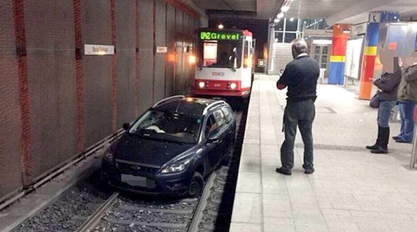 Πάρκαρε το αυτοκίνητό του σε υπόγειο σταθμό του τραμ και… αποκοιμήθηκε (φωτό)