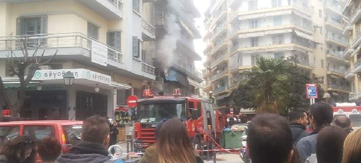 Φωτιά σε διαμέρισμα στο κέντρο της Θεσσαλονίκης (φωτό & βίντεο)