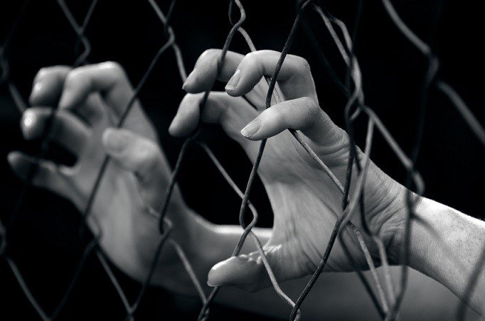 Υπόθεση σύγχρονης δουλείας που σοκάρει: Έκρυβε 1,5 εκατ. ευρώ σε... παράγκα/φυλακή