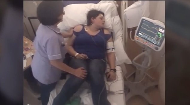 Νεαρή Βρετανίδα πέθανε 36 φορές σ’ ένα χρόνο λόγω σπάνιας καρδιακής νόσου (βίντεο)