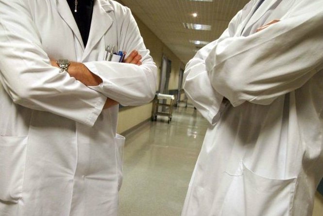 Παρατείνεται η θητεία των ειδικευόμενων στα Δημόσια νοσοκομεία
