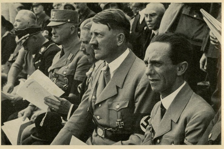 Βρήκε στο πατρικό της σπάνιες και άγνωστες φωτογραφίες του Χίτλερ που ήταν μέρος της ναζιστικής προπαγάνδας