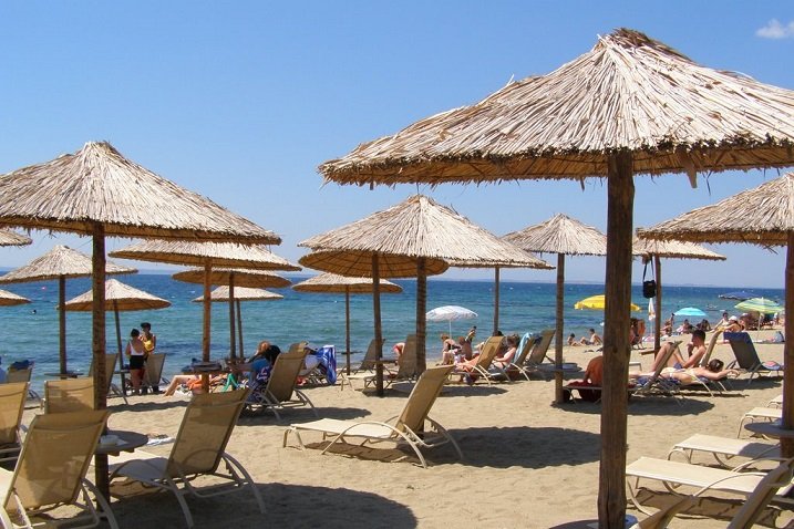 ΣτΕ: «Μπλόκο» σε ομπρέλες, ξαπλώστρες, αναψυκτήρια κλπ στις παραλίες