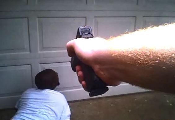 Βίντεο – Σοκ: Αστυνομικός σκοτώνει ψυχικά άρρωστο άνδρα