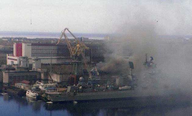 Με κατάδυση ελπίζουν να σβήσουν τη φωτιά στο ρωσικό πυρηνικό υποβρύχιο "Orel" (Video)