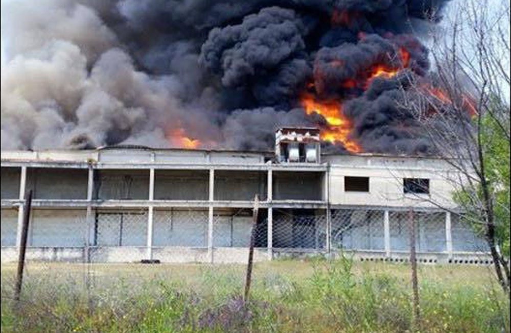 Σε τραγωδία εξελίχθηκε η τεράστια πυρκαγιά στο παλιό εργοστάσιο του Βόλου - Ένας νεκρός και ένας πολυεγκαυματίας σε κρίσιμη κατάσταση