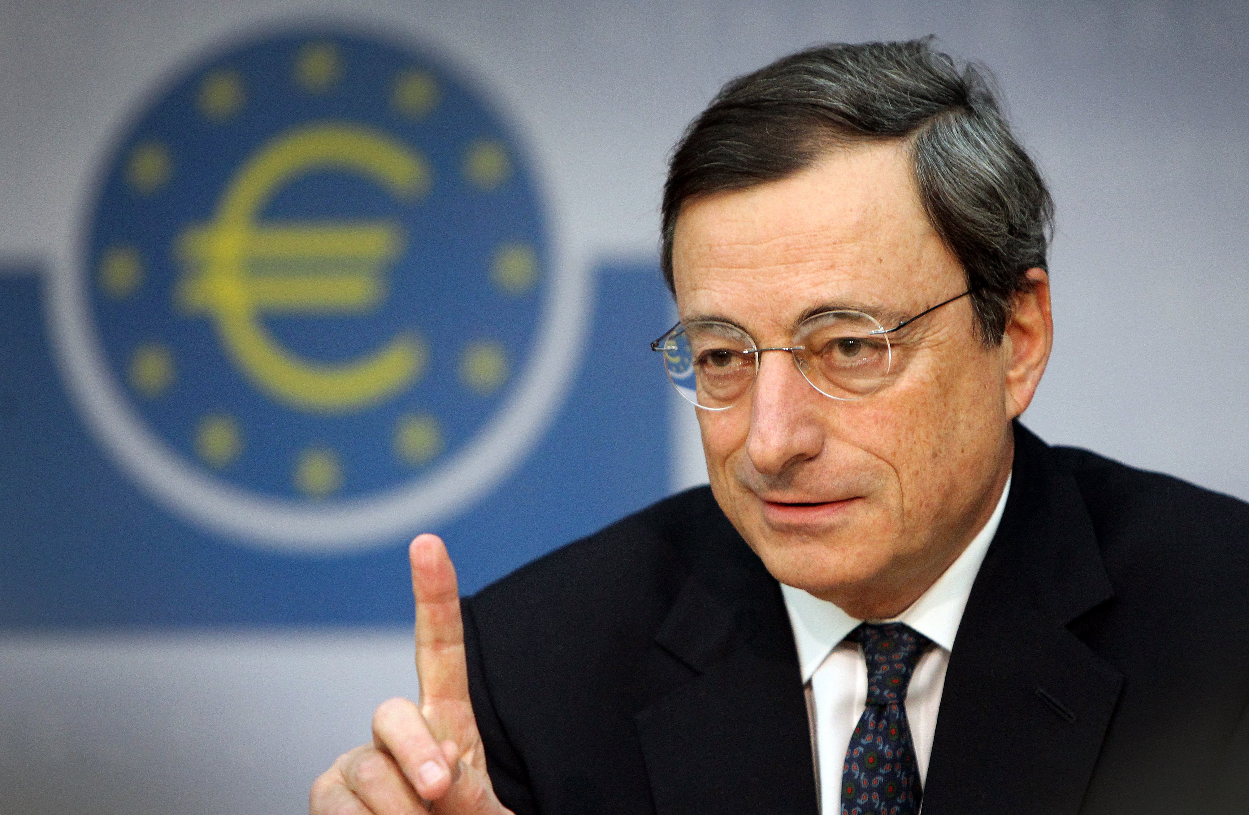 WSJ: «Ο Ντράγκι θα διατηρήσει την πίεση προς Ελλάδα και Ευρωζώνη»