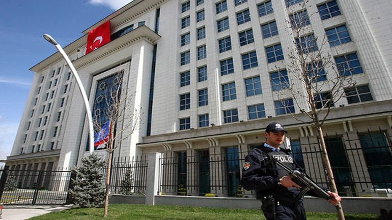 Συναγερμός στην Τουρκία: Ενοπλοι εισέβαλαν σε γραφείο του κυβερνώντος κόμματος