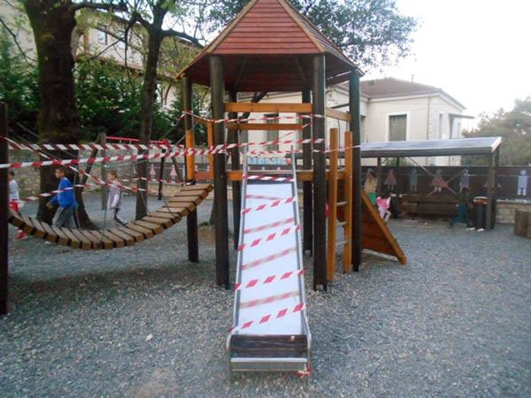 Iωάννινα: Aκρωτηριασμός πεντάχρονου αγοριού από εγκληματική κατασκευή τσουλήθρας του Δήμου